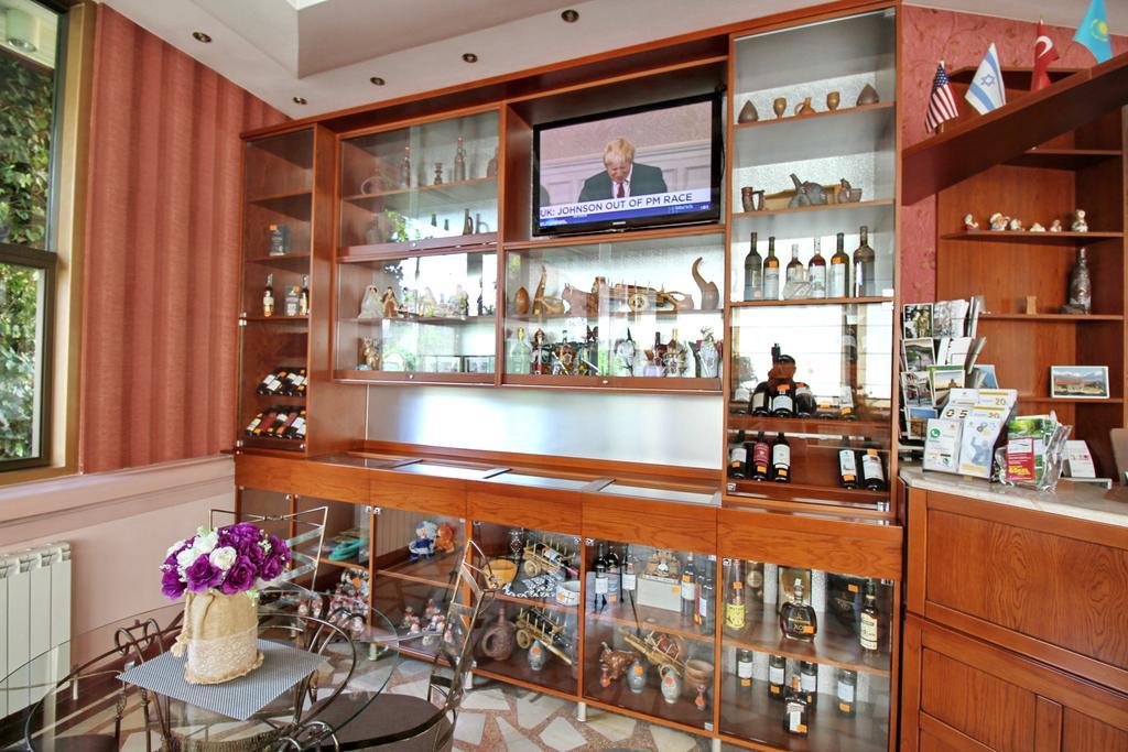 Irmeni Hotel Tbilisi Buitenkant foto